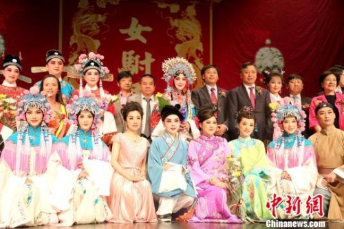 資料圖：安徽省僑辦組織的黃梅戲慰問(wèn)演出團(tuán)在美國(guó)休斯頓演出。<a target='_blank' >中新社</a>記者王歡 攝