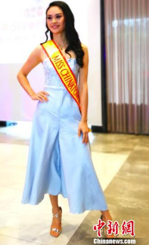 吳雪蓮(Joy T.Wu)在馬尼拉表示，她將代表菲華佳麗出征香港，參加2月3日的“2018國(guó)際中華小姐”競(jìng)選，這也是“菲華小姐”首次參加該選美賽事。 圖為佩戴菲華小姐綬帶的吳雪蓮?！￡P(guān)向東　攝