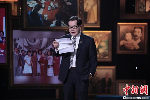 著名華人刑事鑒識(shí)學(xué)專家李昌鈺近日參加了綜藝節(jié)目《謝謝了，我的家》錄制，談家風(fēng)、家訓(xùn)。圖為李昌鈺在錄制現(xiàn)場(chǎng)朗讀自己寫(xiě)給孫子的信。 <a target='_blank' >中新社</a>發(fā) 鐘欣 攝