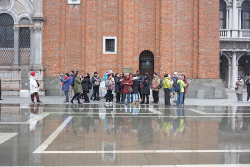 一對(duì)戴著墨鏡的年輕夫婦站在不遠(yuǎn)處看著同團(tuán)的游客，表情漠然。 （《歐洲時(shí)報(bào)》意大利版/特約記者 劉欣攝）