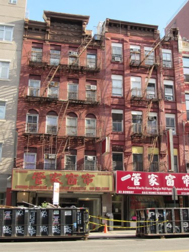 包厘街85號(左)因被檢查有結(jié)構(gòu)、安全問題，住戶被迫撤離。 (美國《世界日報》)