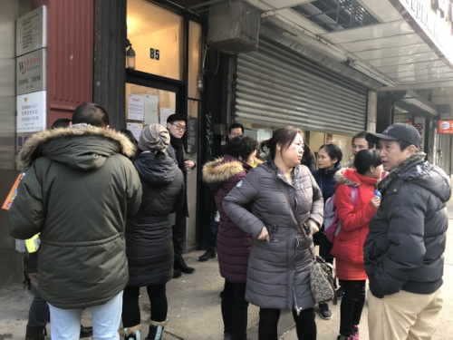 包厘街85號住戶于當(dāng)?shù)貢r間19日，陸續(xù)回到家中拿生活用品。 (美國《世界日報》)