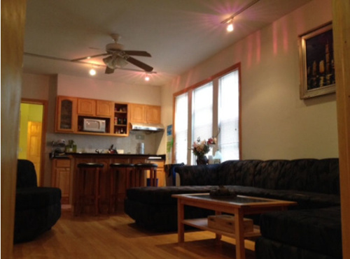 楊小姐在81街的房屋客廳被隔間前樣貌，之后被欽拜塞了至少12人。(美國《世界日報》資料圖：楊小姐提供)