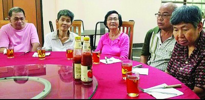 在恩典樂齡苑院長邱得意的安排下，王桂枝（中）早前在雙親節(jié)時(shí)與大家共享晚餐。（馬來西亞《光華日報(bào)》）