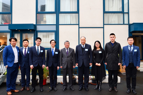 關(guān)鍵、楊進和新當(dāng)選的全法學(xué)聯(lián)主席團成員合影。（《歐洲時報》/ 沈益民攝）