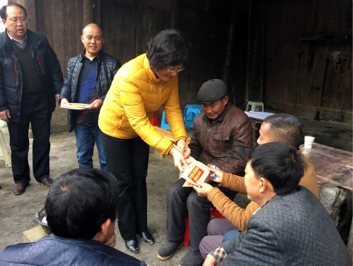 致公黨中央副主席呂彩霞(左三)在酉陽(yáng)縣車(chē)田鄉(xiāng)清明村慰問(wèn)貧困家庭。(潘之源攝)