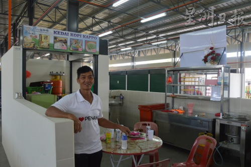 黃永山的飲料檔一天做不到10令吉生意，只好“半開半關”。（馬來西亞《星洲日報》）