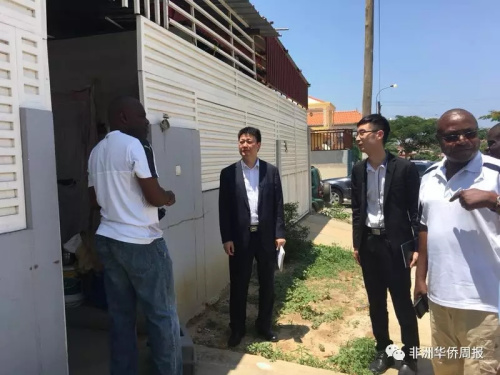 黎光明參贊參向知情人了解情況。(《南非華僑周報》微信公眾號圖片)