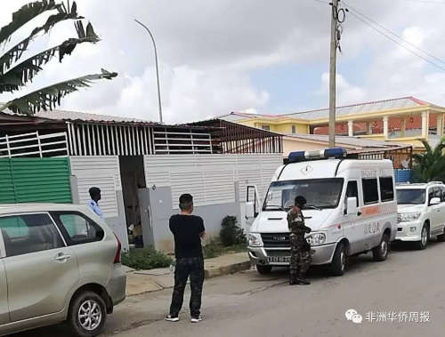 當?shù)厝A人和醫(yī)療單位車輛趕到現(xiàn)場進行支援。(《南非華僑周報》微信公眾號圖片)