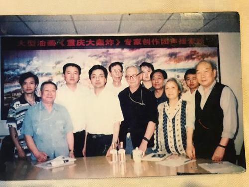 2004年童增與“重慶大轟炸”受害者和志愿者在一起。受訪者供圖