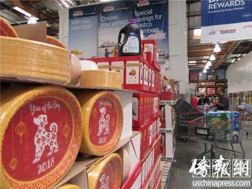 好市多印有2018狗年圖案的紙盤(pán)受到不同族裔顧客的喜愛(ài)。
