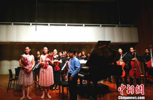現(xiàn)場多位音樂人表示，姐妹倆十幾歲即與交響樂團合作開音樂會，臺風穩(wěn)健，頗具天分，全菲少見。這是演出結束，觀眾獻花祝賀?！￡P向東 攝