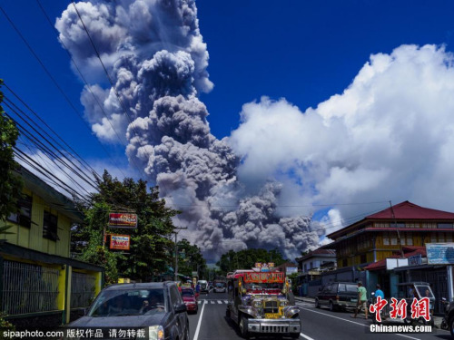 資料圖：當(dāng)?shù)貢r間2018年1月22日，菲律賓馬榮火山噴發(fā)，附近居民紛紛撤離。據(jù)悉，13日下午，馬榮火山曾一度活躍起來，火山警報也從1級升為3級。在保持了一周后，馬榮火山22日中午再度噴發(fā)出來大量濃煙，火山級別升為4級，最高級別是5級。