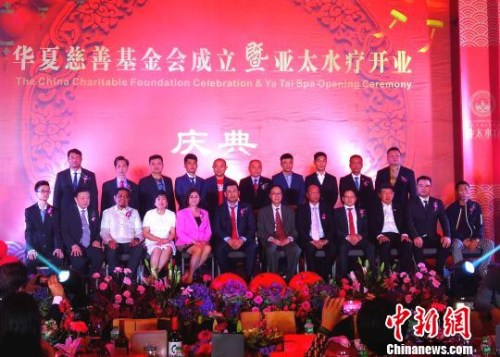 22日晚，亞太國際控股集團(tuán)參與投資、占地面積7000余平方米、菲律賓最大的亞太水療中心在馬尼拉帕賽市開業(yè)，唐倫凱承諾“客人每消費(fèi)一筆都會(huì)有十比索捐到華夏慈善基金會(huì)，直接捐助到貧困大學(xué)生?！?高天胤 攝