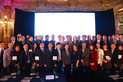 陸青江與歐洲華人旅游界代表合影。 （《歐洲時報(bào)》/記者 孔帆攝）