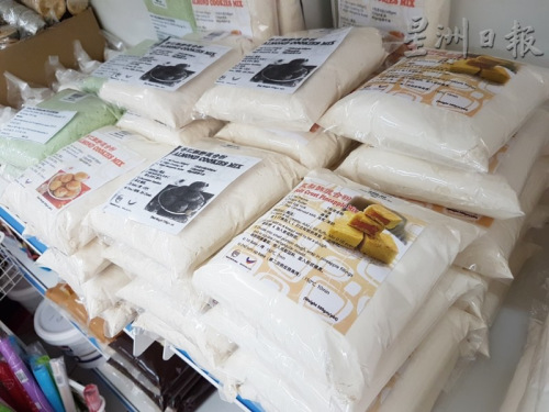 為迎合現(xiàn)代人講求簡單、方便、節(jié)省的需求，不少烘培店推出年餅預(yù)拌粉。（馬來西亞《星洲日報》）