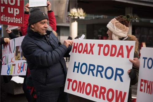 華人走上多倫多街頭游行。(加拿大環(huán)球華語電視臺供圖)