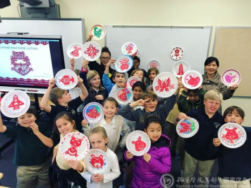 學(xué)生們剪紙作品展示。