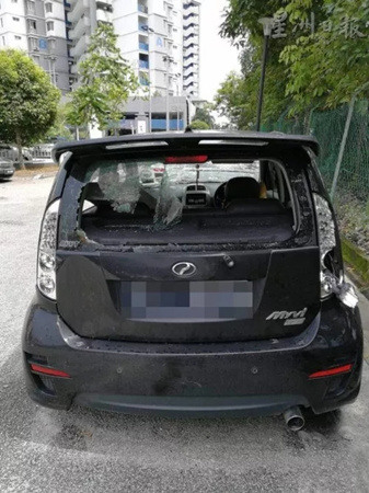 黃耀明的轎車后鏡及車門鏡都被敲破，大鏡也被擊裂。（馬來(lái)西亞《星洲日?qǐng)?bào)》）