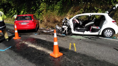 事故現(xiàn)場：紅色福特轎車為逆向肇事車輛，小Q所乘的為右側(cè)白色豐田轎車。(新西蘭天維網(wǎng))