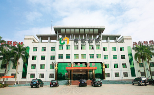 面貌一新的西聯(lián)農(nóng)場(chǎng)辦公大樓。 記者 何文新 攝