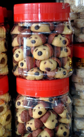 配合狗年的到來，市場上也推出狗造型的年餅，受到市民的青睞。（馬來西亞《星洲日報(bào)》）