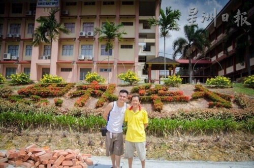 用花朵栽出的“思樸華小”4個字是顏容力的心血，開滿紅色花朵時呈現(xiàn)與眾不同的景色。（馬來西亞《星洲日報》）