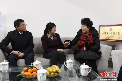 1月25日，國務(wù)院僑務(wù)辦公室主任裘援平(右)、蘭州市市長(zhǎng)張偉文(左一)在蘭州看望、慰問美國歸僑張紅(左二)。張紅是2002年中科院“百人計(jì)劃”引進(jìn)的人才，她扎根西北蘭州研究重離子治癌項(xiàng)目已有15年了。 <a target='_blank' >中新社</a>記者 楊艷敏 攝