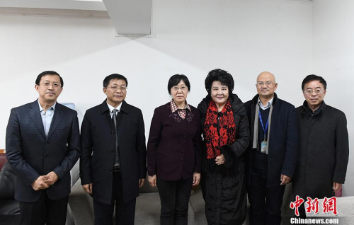 1月25日，國務(wù)院僑務(wù)辦公室主任裘援平(右三)一行在蘭州慰問美國歸僑張紅(左三)。張紅是2002年中科院“百人計(jì)劃”引進(jìn)的人才，她扎根西北蘭州研究重離子治癌項(xiàng)目已有15年了。 <a target='_blank' >中新社</a>記者 楊艷敏 攝