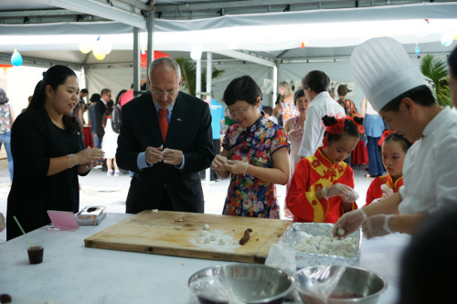 嘉賓們制作湯圓。