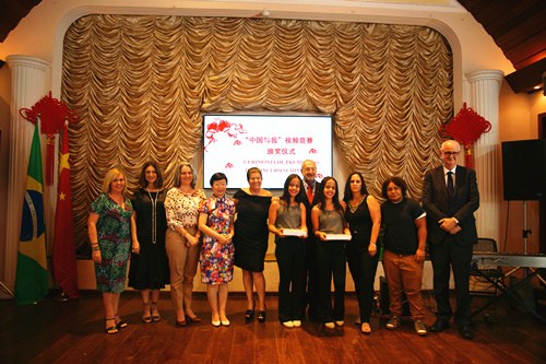 嘉賓為視頻大賽一等獎獲得者頒獎。