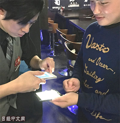 店員用設(shè)備讀取顯示的條碼，即可完成結(jié)算。（日經(jīng)中文網(wǎng)）