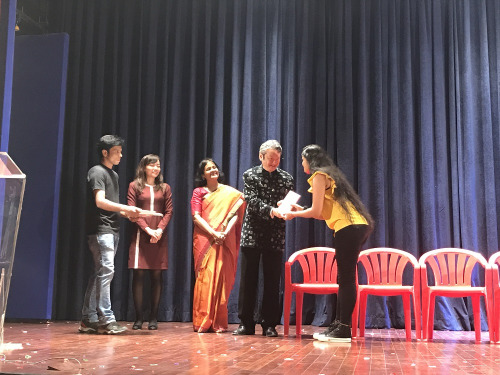 駐孟買總領(lǐng)事為2017年漢語水平考試優(yōu)秀生頒獎。