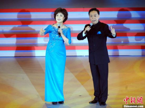 圖為著名京劇藝術(shù)家李勝素、于魁智右演出交響京劇《蝶戀》、現(xiàn)代京劇《中國(guó)京劇》。<a target='_blank' >中新社</a>發(fā) 譚達(dá)明 攝