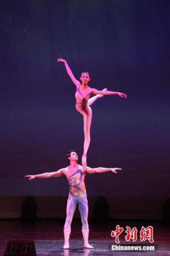 來(lái)自廣東雜技團(tuán)的孫藝娜、楊文通表演的雜技，讓觀眾們第一次明白“肩上芭蕾”原來(lái)可以如此真實(shí)，二人的演出將中國(guó)雜技與西方芭蕾融會(huì)貫通，配以梁?；膫鹘y(tǒng)音樂(lè)，輕舞飛揚(yáng)、美輪美奐，觀眾掌聲雷動(dòng)。 <a target='_blank' >中新社</a>記者 徐長(zhǎng)安 攝