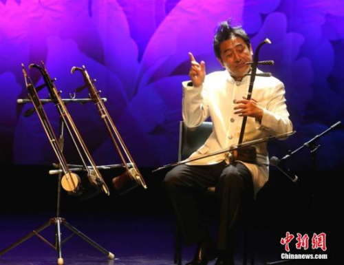 圖為楊積強(qiáng)的二胡演奏。<a target='_blank' >中新社</a>記者 賴(lài)海隆 攝