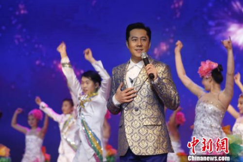 圖為歌手蔡國(guó)慶演出。　吳蒙 攝