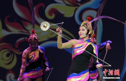 中國(guó)雜技團(tuán)曾榮獲世界雜技“金小丑”獎(jiǎng)的《俏花旦·抖空竹》參加表演。<a target='_blank' >中新社</a>發(fā) 毛建軍 攝