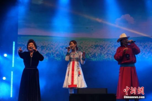 圖為“吉祥三寶”組合獻(xiàn)上歌曲《春天來(lái)了》。<a target='_blank' >中新社</a>記者 付強(qiáng) 攝