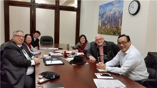 關(guān)維斌（左一）、關(guān)玉嬚（左二）、樂桃文（左三）、余黃鏗娟（左四）、張世澤（左六）與?？怂估锱e行磋商會