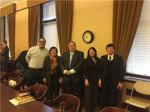 第二次全會結(jié)束后，“華人小組”合影（自右至左：樂桃文、關(guān)玉嬚、關(guān)維斌、余黃鏗娟、張世澤）