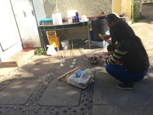 租住在同一幢獨(dú)立屋內(nèi)的租客買回蠟燭和紙錢，在死者遺體被發(fā)現(xiàn)的地方，燒香悼念他。（美國《世界日報(bào)》/張敏毅 攝）