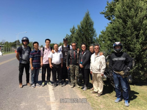 參加尋找的華人與當(dāng)?shù)鼐饺藛T。（阿根廷華人網(wǎng)/柳軍 攝）