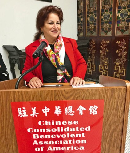 阿里奧圖贊揚(yáng)已故市長李孟賢的貢獻(xiàn)。(美國《世界日報(bào)》/黃少華 攝)