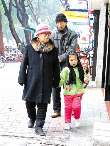 街頭老人和小孩從頭到腳將自己包裹得嚴嚴實實。