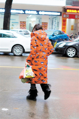 穿上長長的厚風衣，這就不怕冷啦！