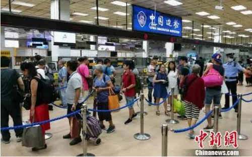 排隊(duì)通過邊檢的游客。圖片來源：<a target='_blank'  >中新網(wǎng)</a>