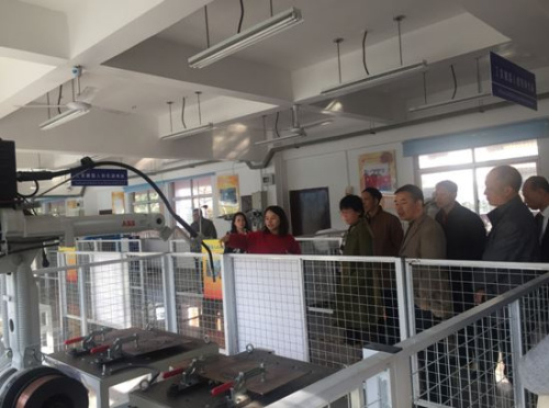 圖為調(diào)研組一行參觀輕工職業(yè)學(xué)院機(jī)器人實(shí)訓(xùn)室 圖為調(diào)研組一行參觀輕工職業(yè)學(xué)院機(jī)器人實(shí)訓(xùn)室