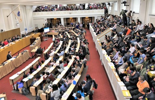 數(shù)百華人參加聽證會(huì)。(美國《世界日?qǐng)?bào)》記者/劉晨懿之 攝)