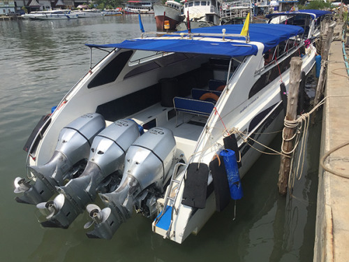 和出事快艇構(gòu)造相似的快艇，三個(gè)發(fā)動(dòng)機(jī)。澎湃新聞?dòng)浾?于亞妮 圖